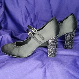 Report size 8 pumps w/ glitter heal